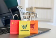 Chiński rynek e-commerce. W jaki sposób stał się największy na świecie? Jaka jest jego przysz�